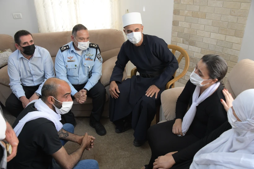 המפכ''ל בביקור אצל משפחת סאגייר לצד האב פייסל ואלמנתו רנין