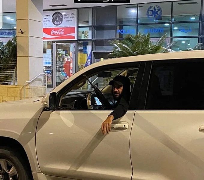 אחמד אלג'רג'אווי עם נשק מול תחנה משטרה