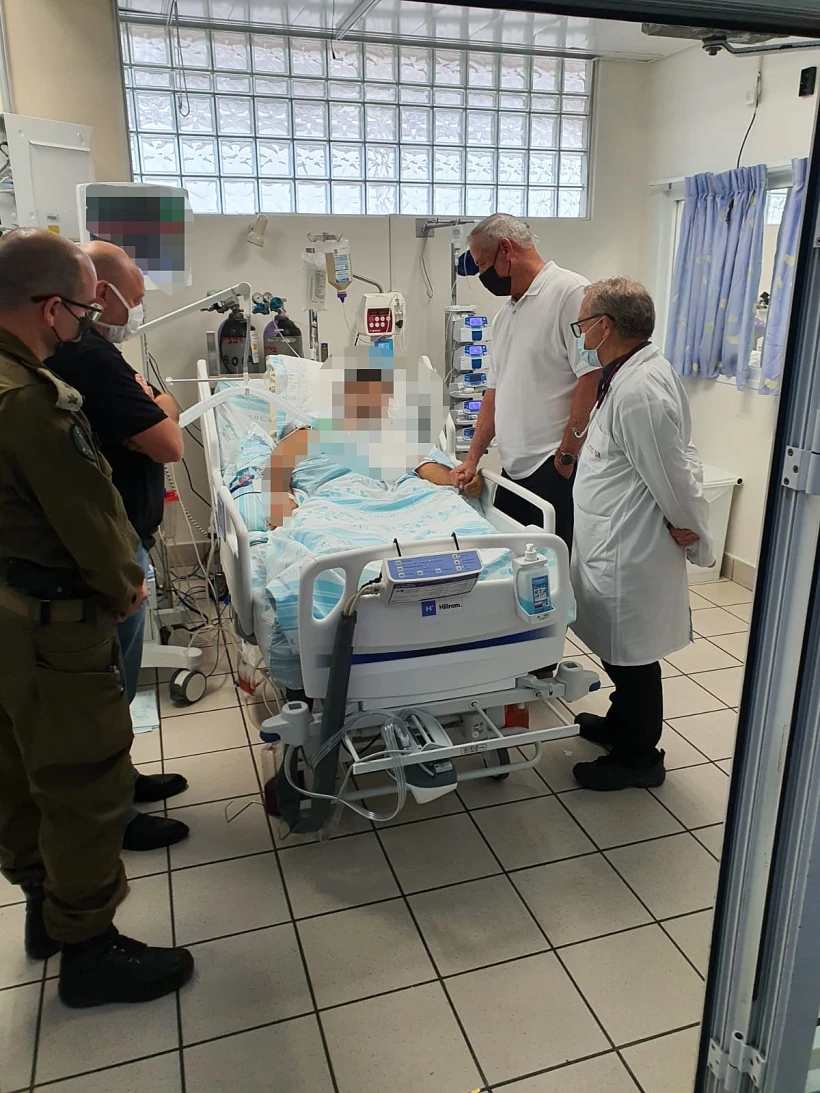 שר הביטחון בני גנץ בביקור החייל הפצוע