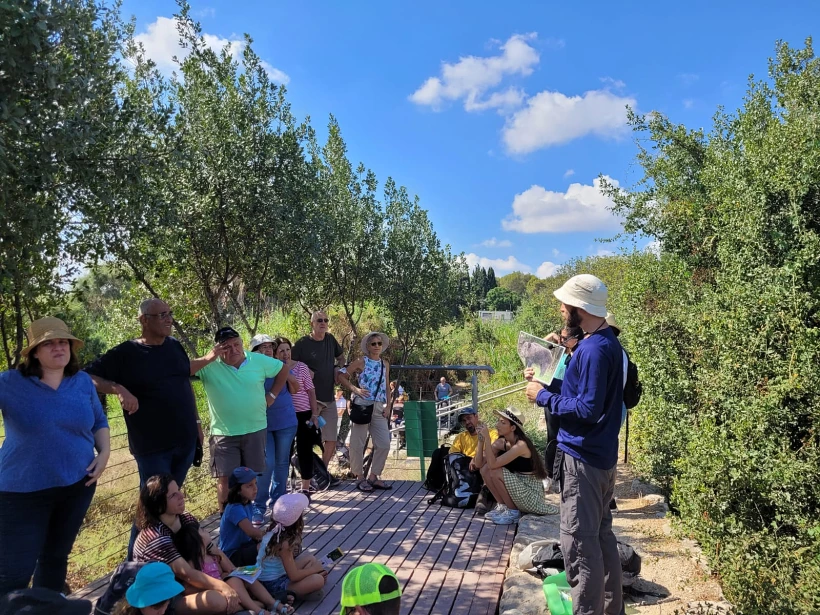 מטיילים בשמורת הטבע עין אפק