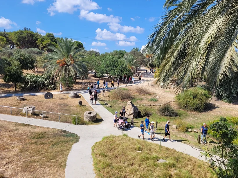 מטיילים בשמורת הטבע עין אפק