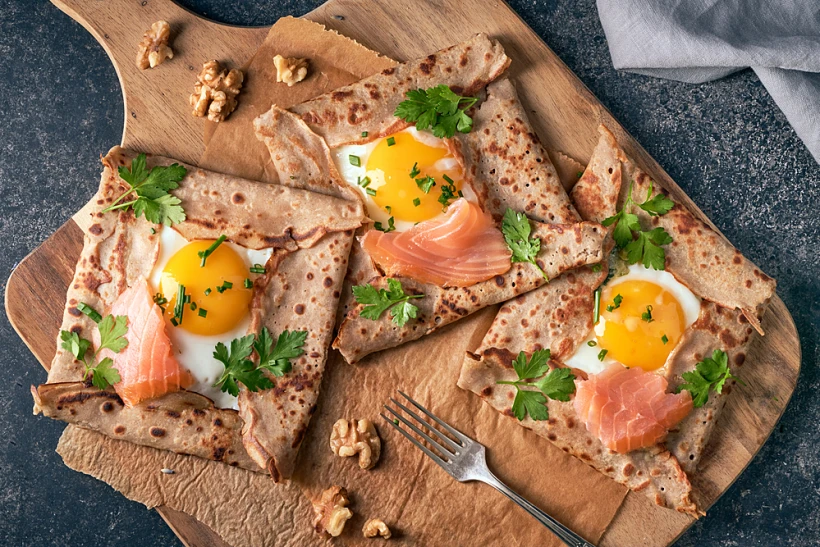 Crepes,with,eggs,,salmon,,spinach,and,nuts.,traditional,dish,galette