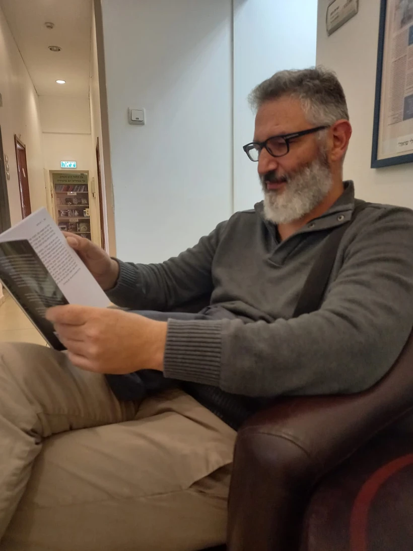 יריב אליאב עם הספר