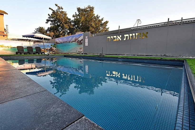 בריכה בחדר אצל אביה