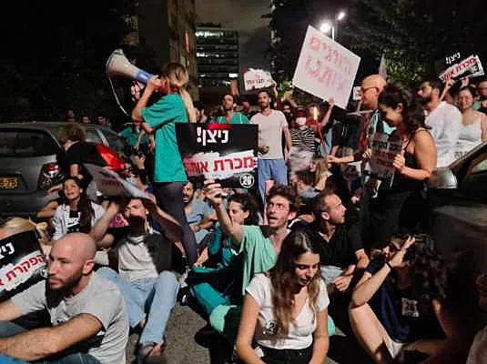 הפגנת מתמחים מול ביתו של הורוביץ