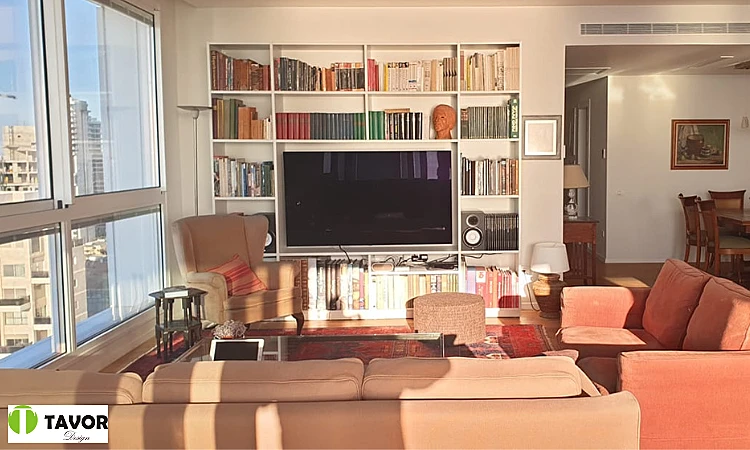 ספרייה בגווני קיר למראה אורבני מבית תבור עיצובים