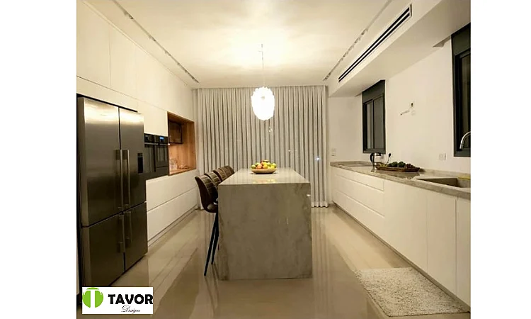 מטבח לבן עם אי בגווני אפור ושקע עץ בקיר מבית תבור עיצובים