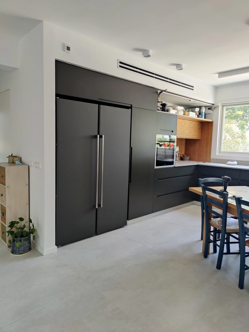 חיפוי מקרר בנאנוקריל שחור מט בשילוב ידיות בהתאמה אישית ע''י סטודיו MODA