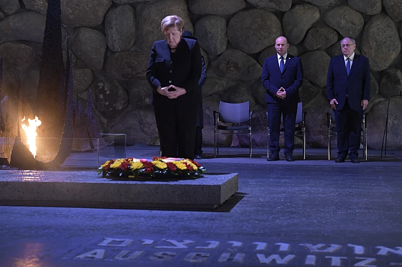 אנגלה מרקל ונפתלי בנט במרכז יד ושם