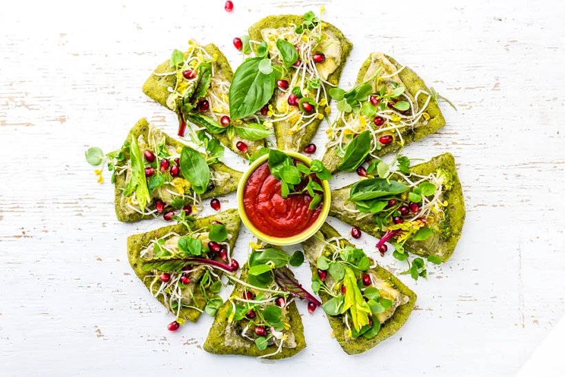 Green,vegeterian,spinach,dough,pizza,on,white,background