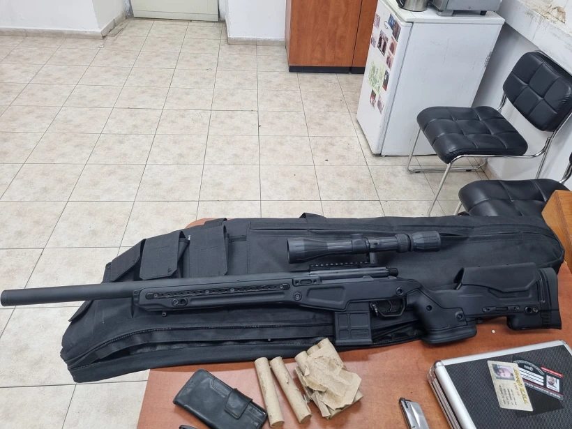 נשק איירסופט שנתפס בידי המשטרה במרדף