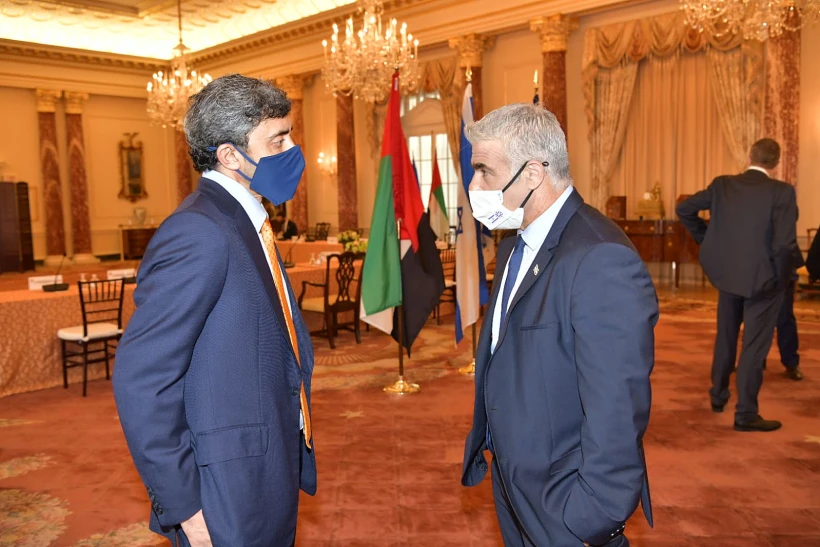 שר החוץ לפיד ועמיתו מאיחוד האמירויות