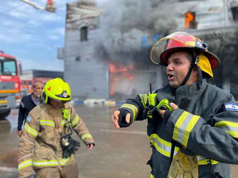 כבאים בזירת השריפה במתחם קניות בקלנסווה