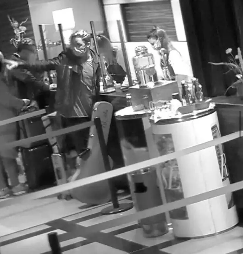 הזמר גיל עופרים שטען כי נזרק מבית מלון כי ענד תליון ועליו מגן דוד