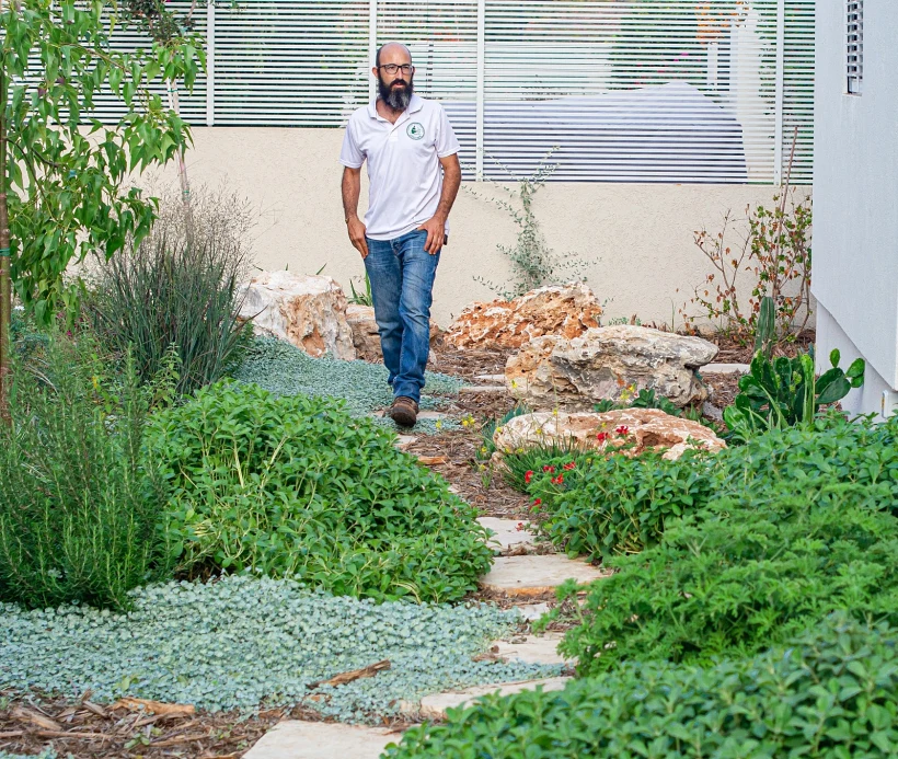 שפע בכפר עוזרת בתהליך של הקמת גינה אקולוגית