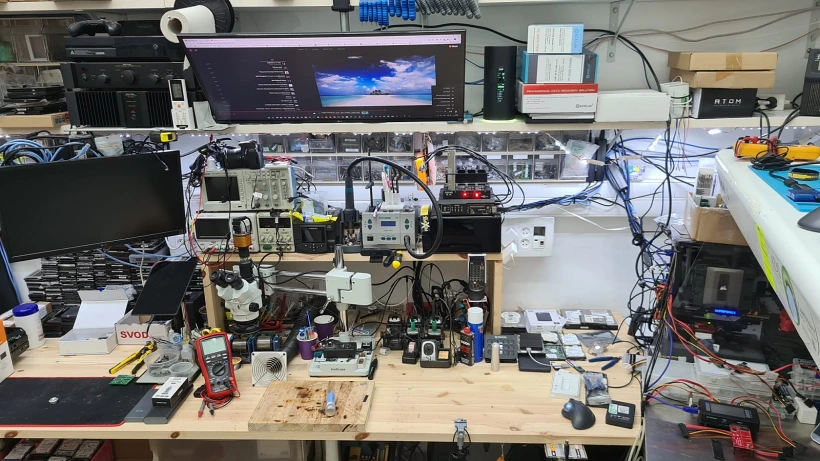 זאב מחשבים מתקנים את המחשב