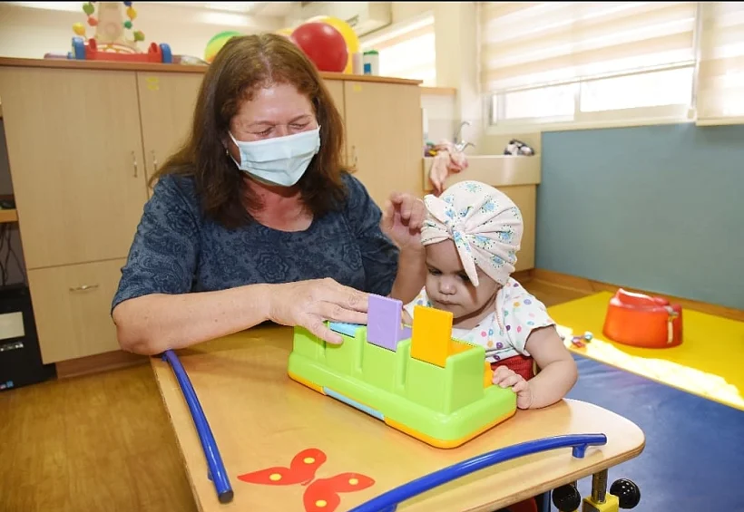 אחת התאומות שהופרדה