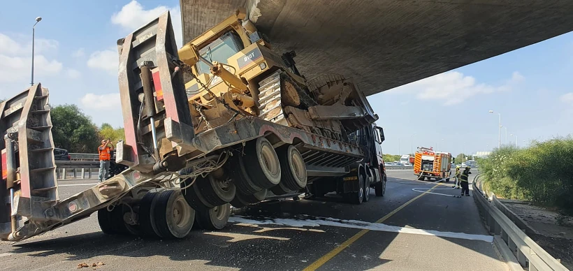 משאית שנתקעה בכביש 1