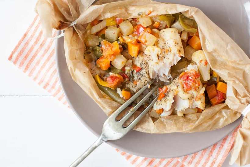 Fried,fish,with,vegetables,in,parchment