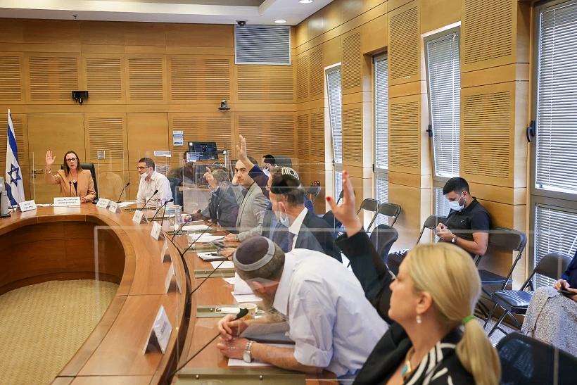 חברי הוועדה לשירותי דת מצביעים על רפורמת הכשרות