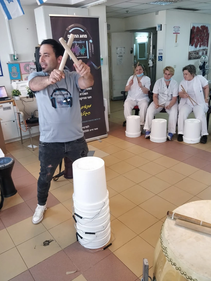 מאור חיים הפעלה מוזיקלית לצוות השיקומי של תל השומר