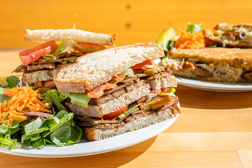 Vegan,tempeh,sandwich,with,lettuce,and,tomato.,vegan,and,vegetarian
