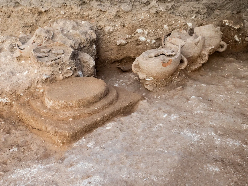 הטבעת נמצאה לא רחוק ממחסן קנקני היין שבתמונה