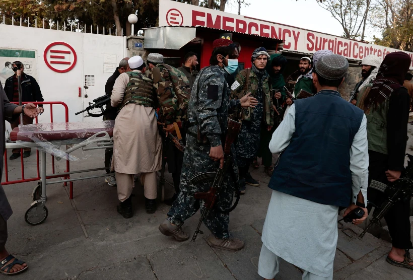 לוחמי טליבאן מחוץ לבית החולים בקאבול