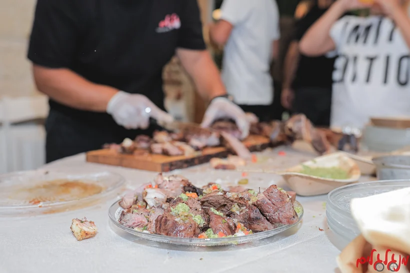 שולחן בשרים מנגלגלים