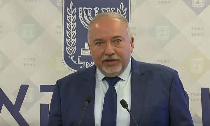 שר האוצר אביגדור ליברמן מציג את תוכנית ''עסקת חבילה''