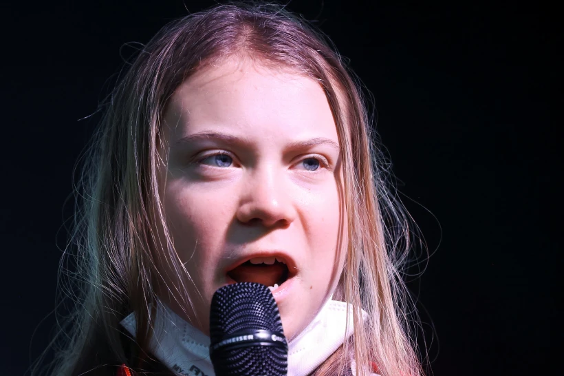 גרטה תונברג נואמת בהפגנה על רקע וועידת האקלים של האו''ם בגלאזגו