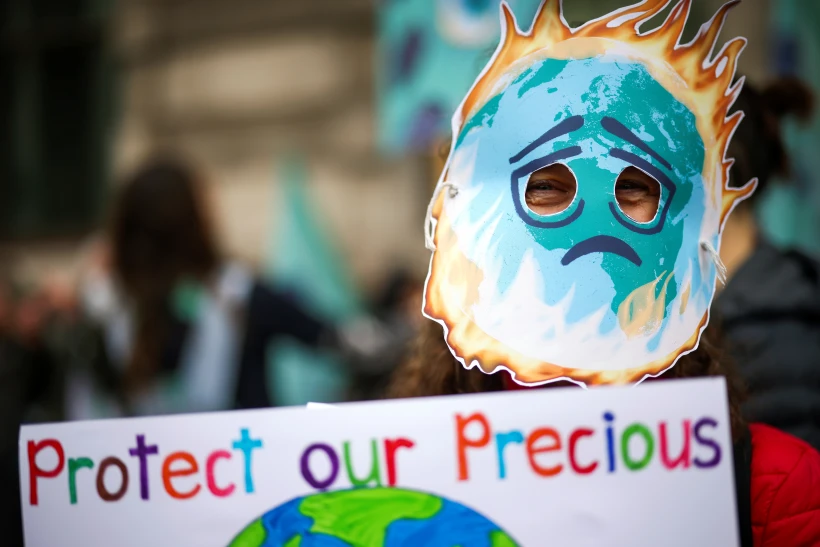 מפגין בלונדון על רקע וועידת האקלים של האו''ם