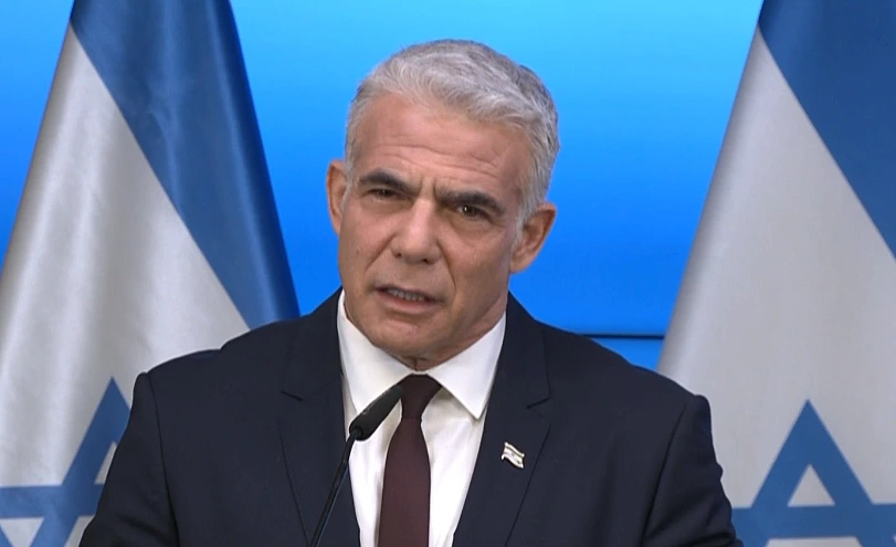 שר החוץ לפיד במסיבת עיתונאים לאחר אישור התקציב