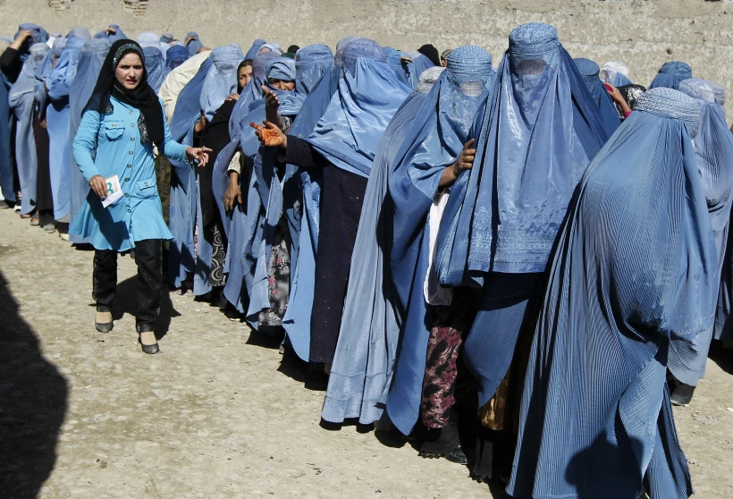 תורים בקאבול לקבלת מזון מתוכנית המזון העולמית