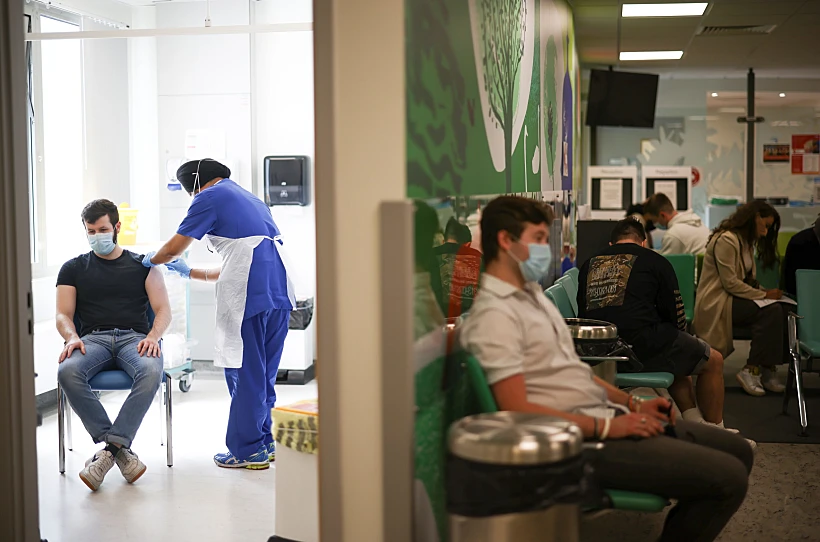 מתחסנים בבית חולים בבריטניה