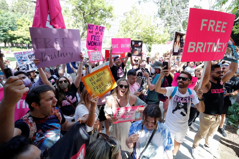 תומכיה של בריטני ספירס מחוץ לבית המשפט במהלך הדיון נגד אביה בספטמבר