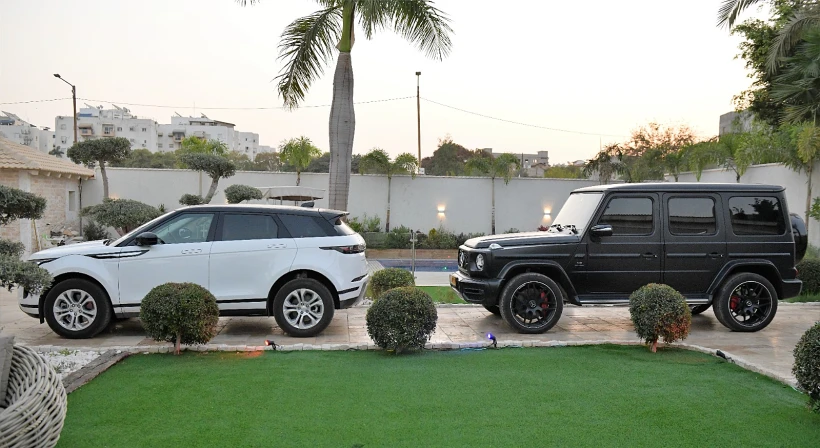 כלי רכב שהוחרמו במסגרת פשיטה של המשטרה