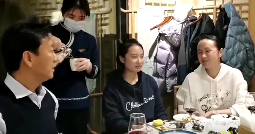 פנג שוואי בסרטון במסעדה