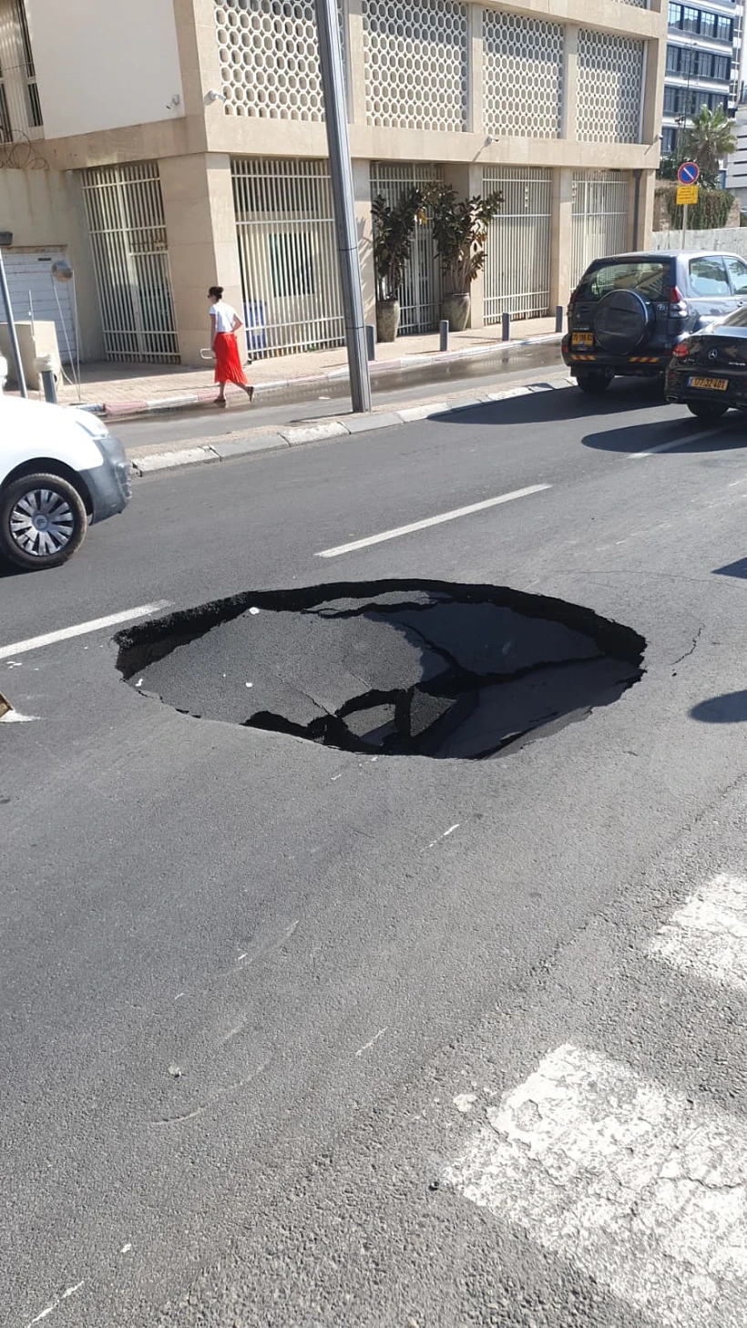 הבולען שנפער בכביש בת''א