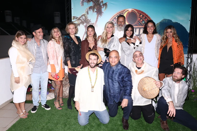 השורדים בתמונה עם השגריר