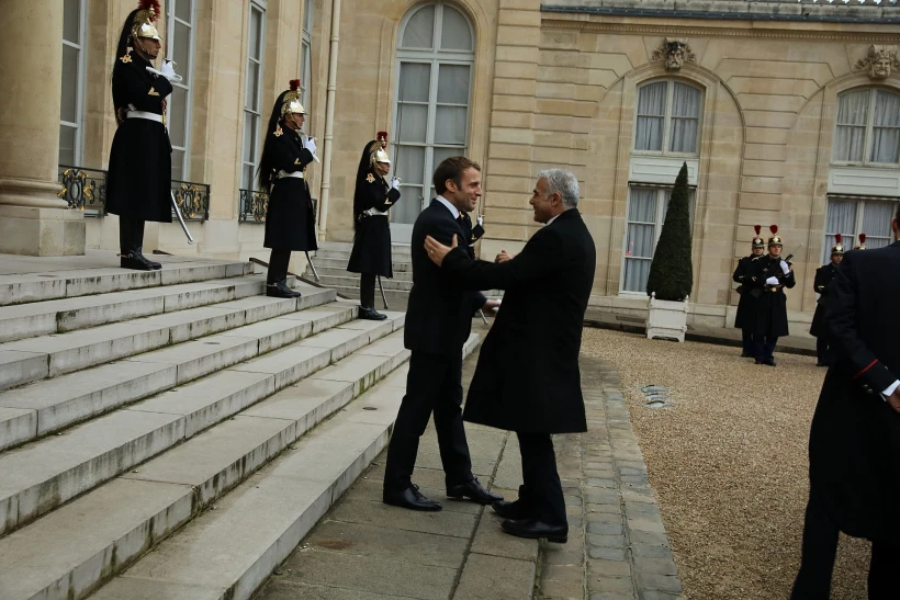 שר החוץ יאיר לפיד ונשיא צרפת עמנואל מקרון