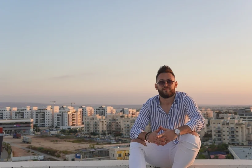 ולדי וייסר על הרקע של העיר חריש