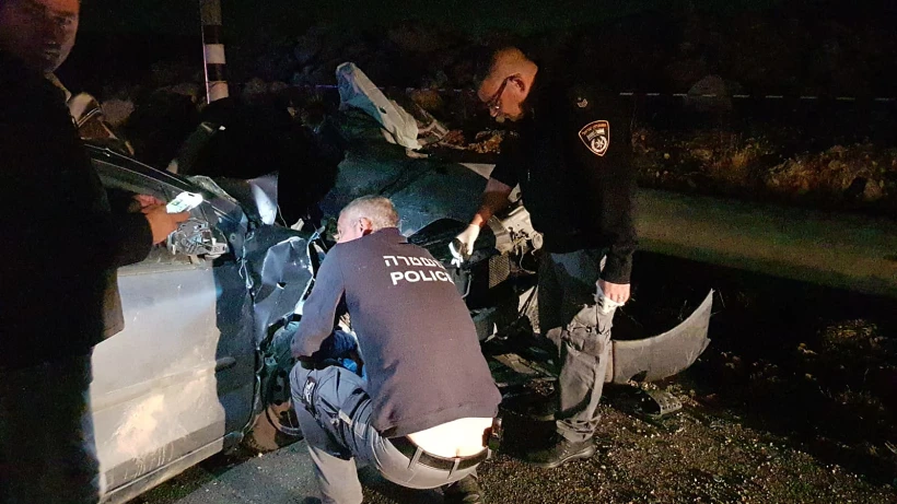 בוחני תאונות של המשטרה בזירה בכביש 465
