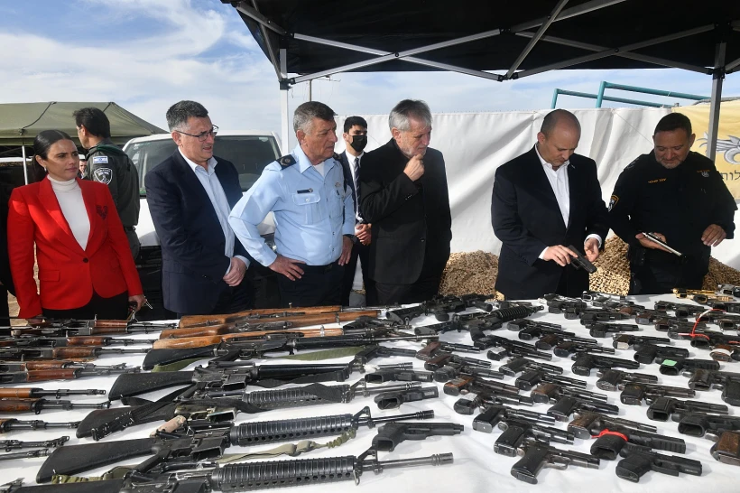 רה''מ נפתלי בנט, מיקי לוי, גדעון סער, איילת שקד והמפכ''ל קובי שבתאי בתצפית על רהט