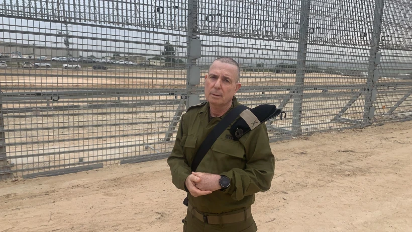 תא''ל ערן אופיר ליד הגדר ברצועת עזה