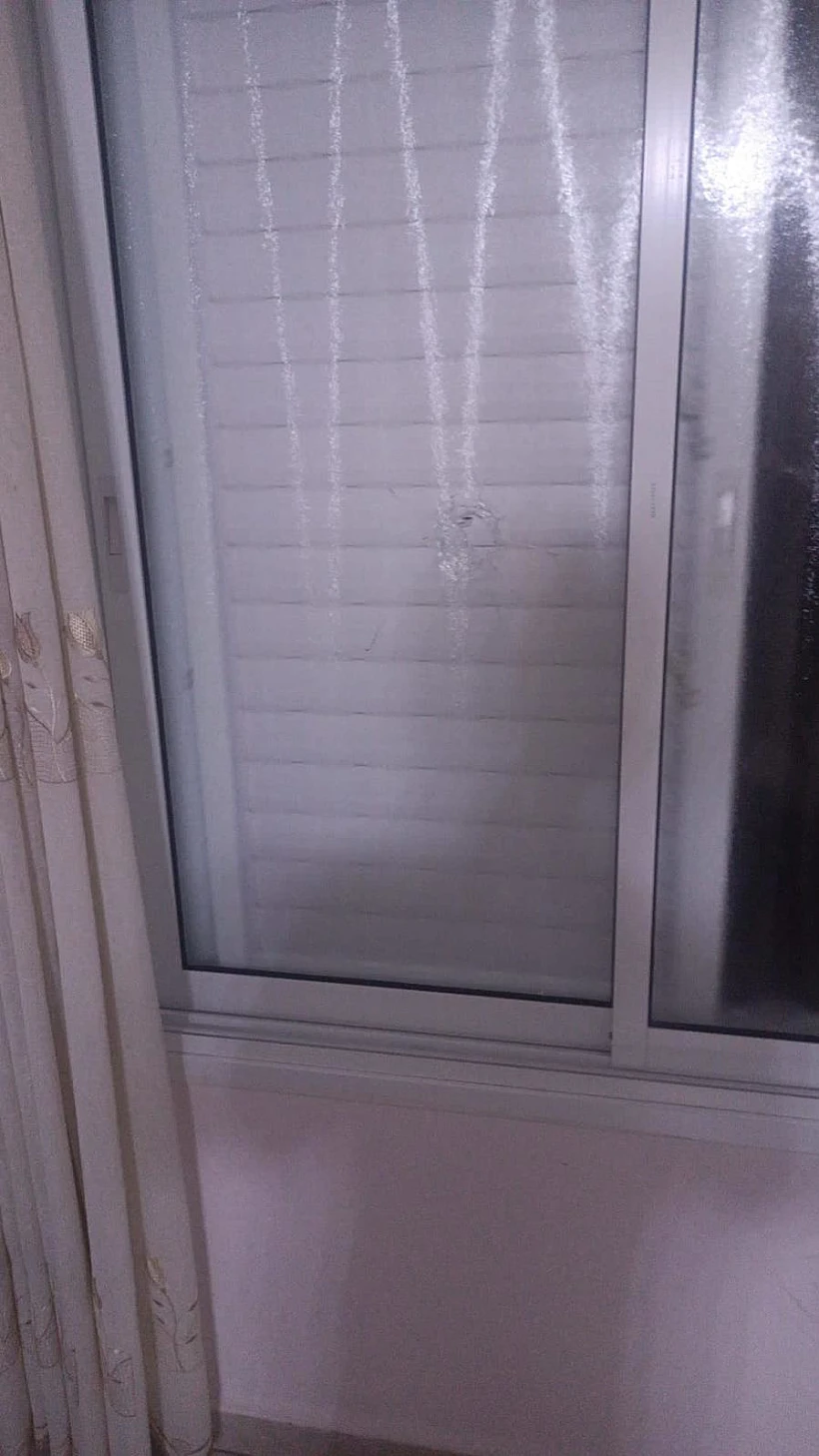 חלון הבית ברמלה שדרכו חדר הקליע