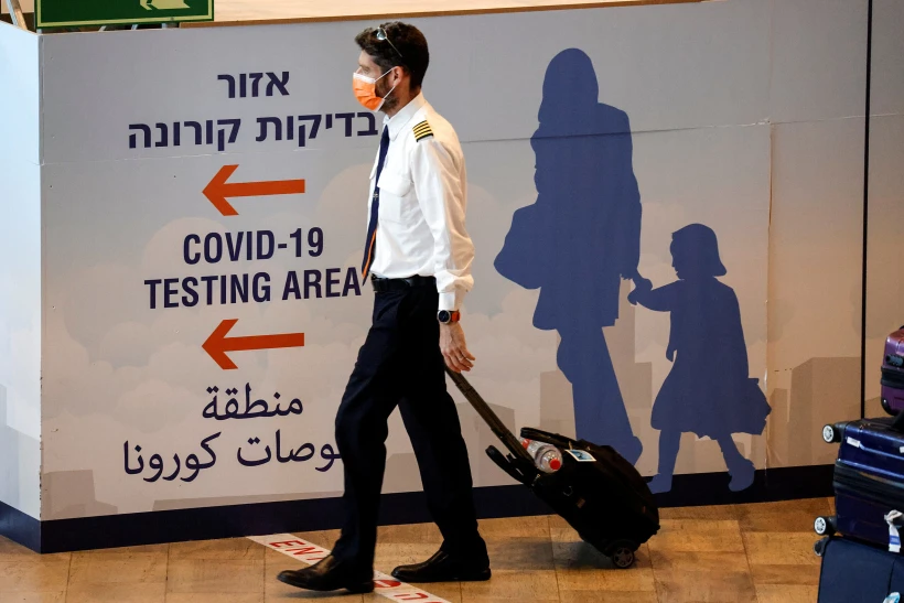 יוצאים מאולם טרמינל הנוחתים בנתב''ג