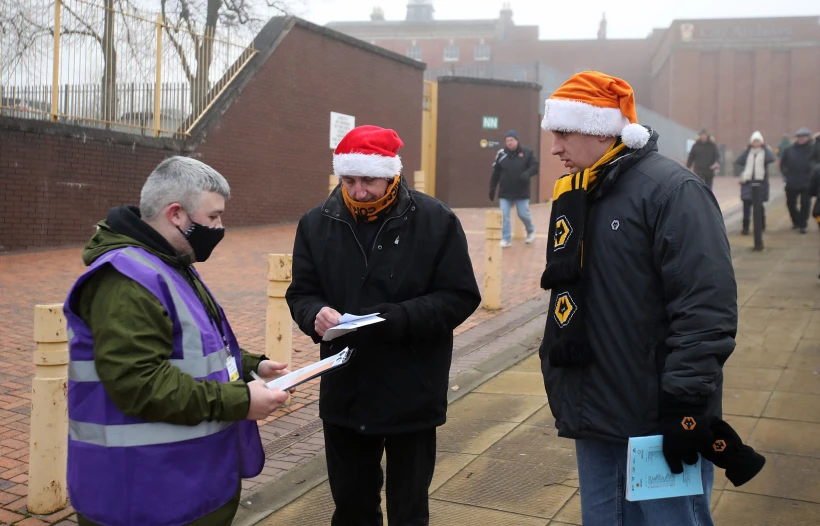 תעודות הקורונה של האוהדים נבדקות לפני משחק בין וולברהמפטון לצ'לסי במרכז אנגליה
