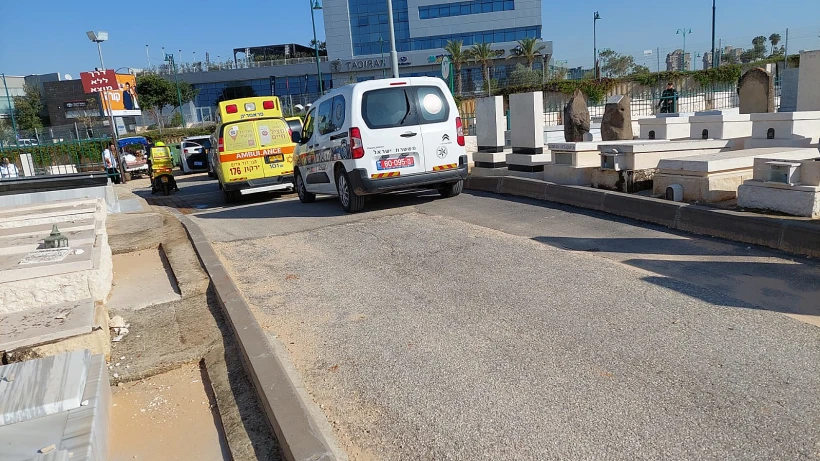 ניידת משטרה ואמבולנס בבית העלמין סגולה