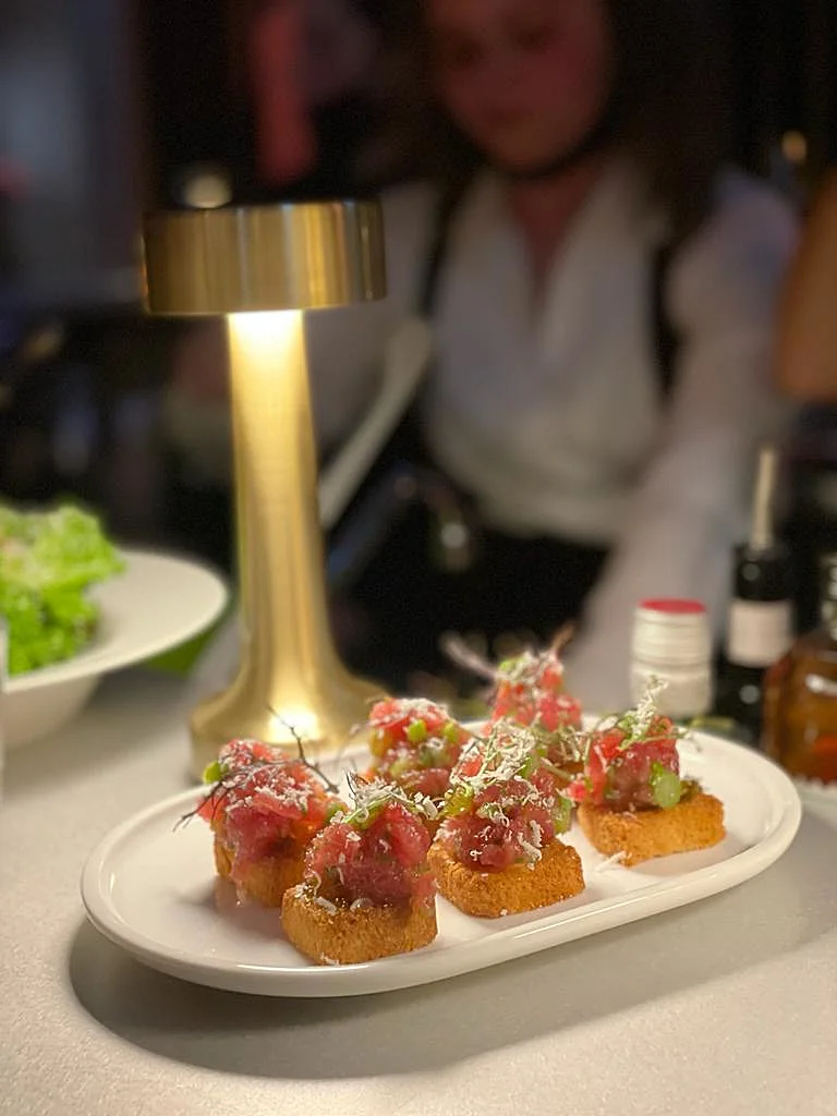 טרטר דג על ברוסקטת בריוש, מסעדת רוחאן